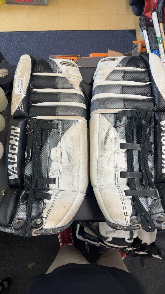Vaughn Goalie Pads Velocity V6 6060 Used 28"