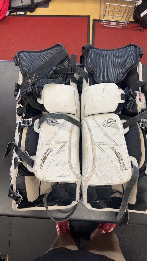 Vaughn Velocity V4 Goalie Leg Pads Used 22"