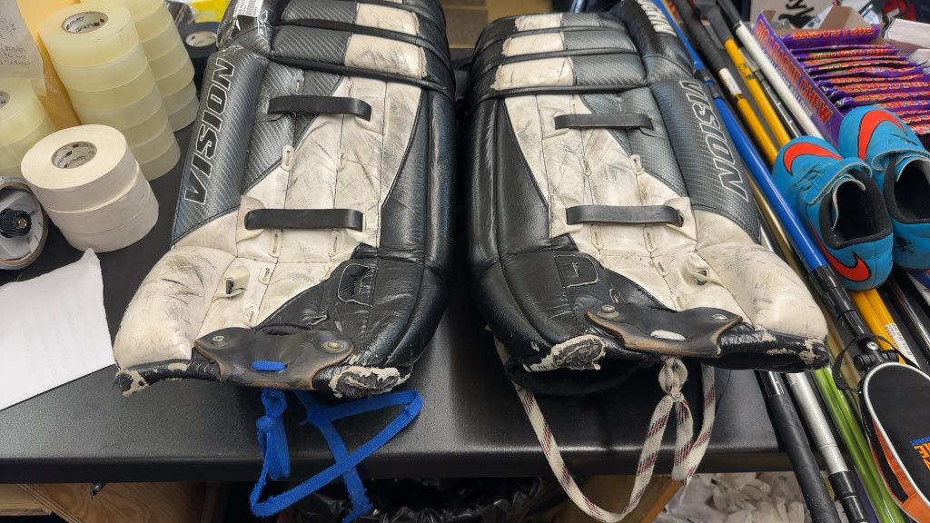 Vaughn Vision Goalie Leg Pads Black/White Used 27"