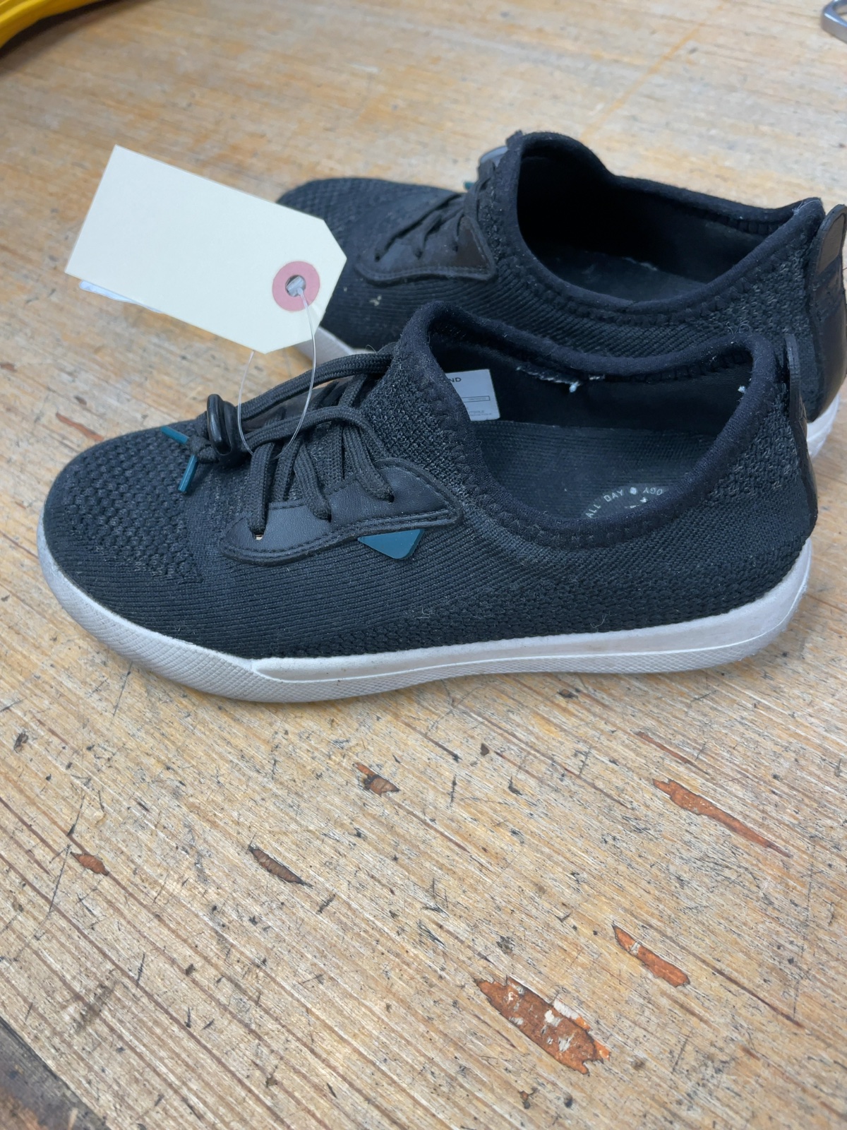 Vessi Weekend Size 2 Black Sneakers