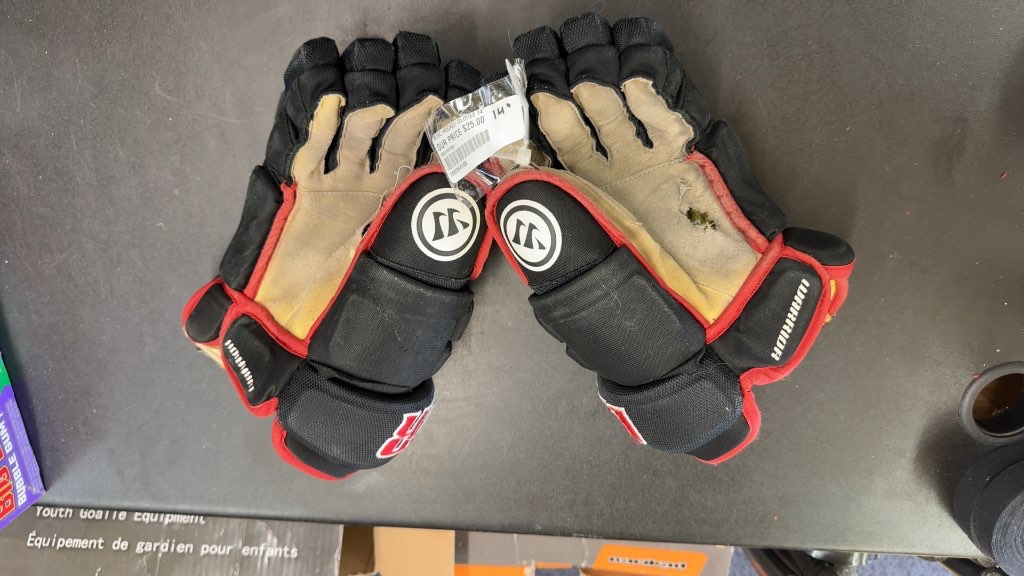 Warrior Alpha Hawks Hockey Gloves Black/Red Used 14"
Hole in one Palm