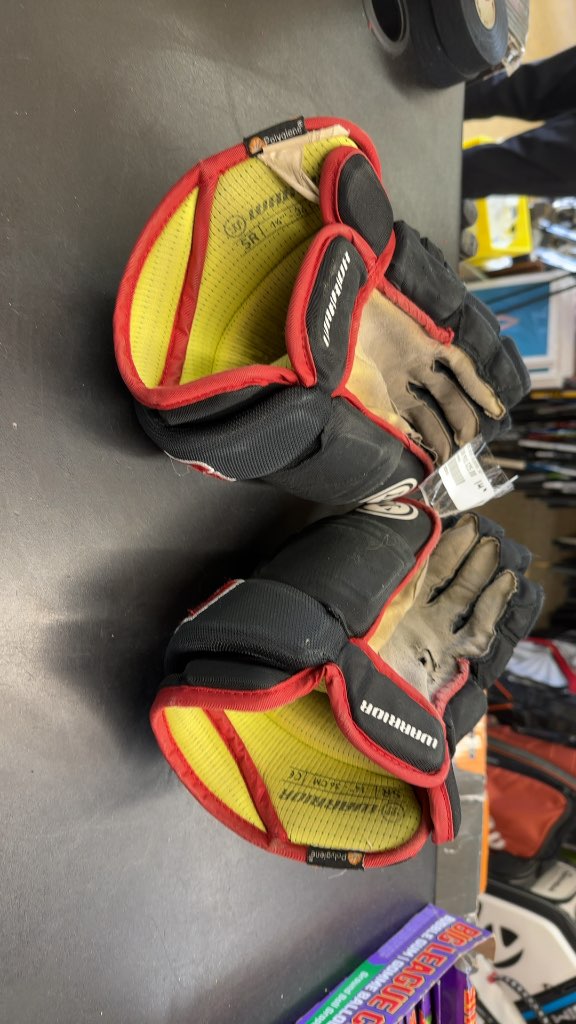 Warrior Alpha Hawks Hockey Gloves Black/Red Used 14"
Hole in one Palm