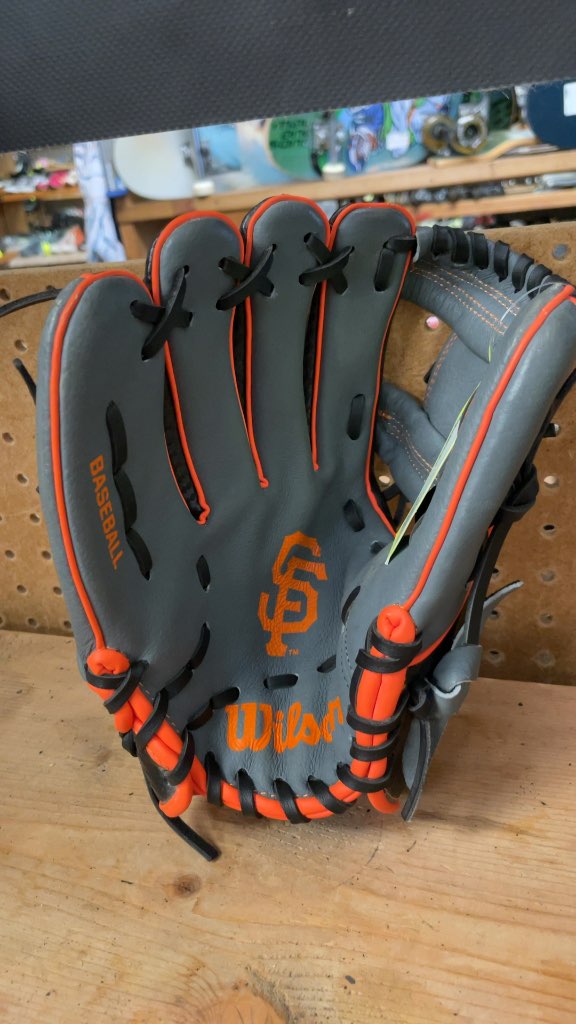 Wilson 10.5" Junior Giants SF Giants Baseball Glove - RH