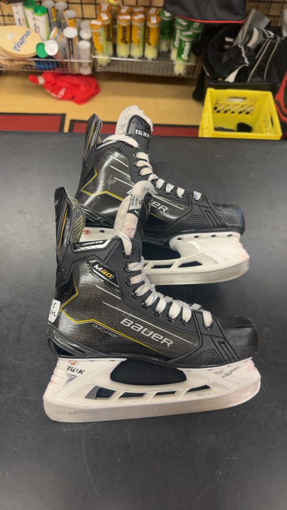 Bauer Supreme M40 Hockey Skates - Size 5
In very good condition