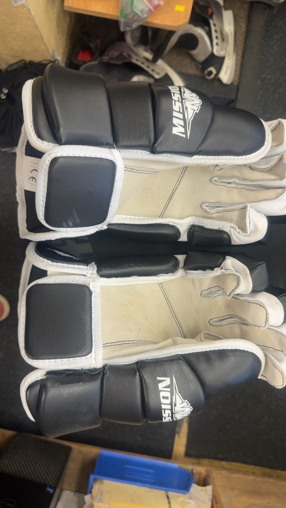Mission Matrix Hockey Gloves Black/White Used 15”