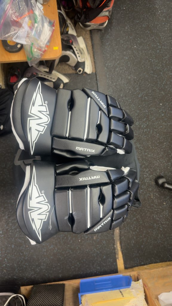 Mission Matrix Hockey Gloves Black/White Used 15”