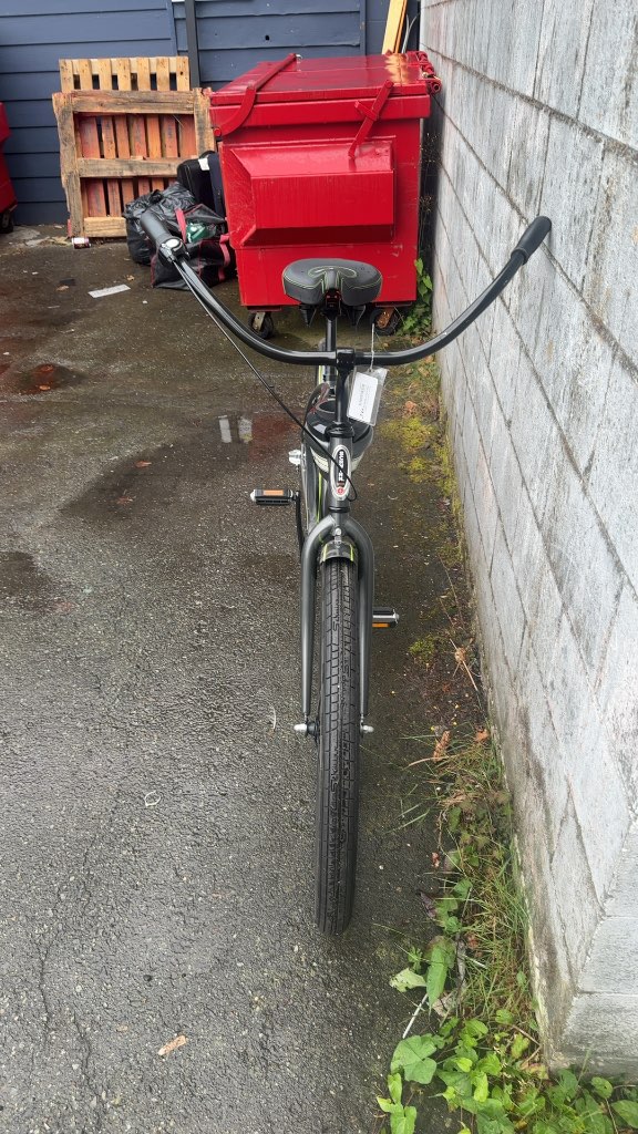 Schwinn Cruiser Bicycle 27.5" Wheel Grey/Lime very Good Condition