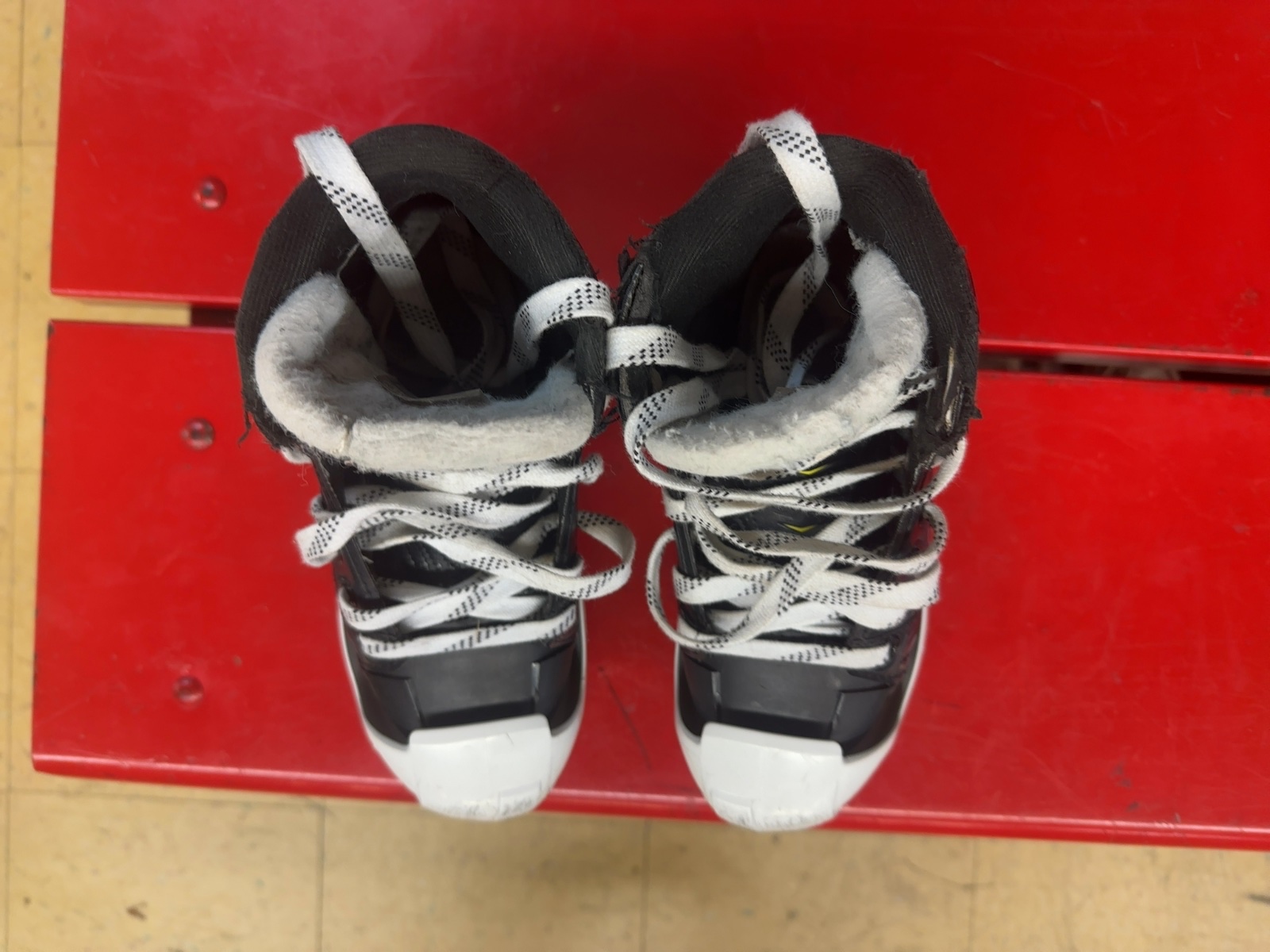 CCM Tacks 4092 Youth Goalie Ice Skates Size Y13