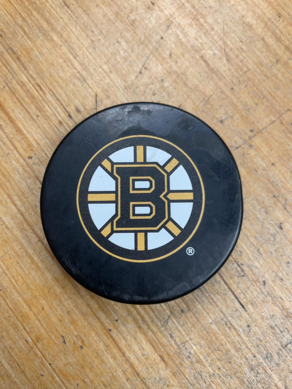 In Glas Co Boston Bruins Official NHL Hockey Puck