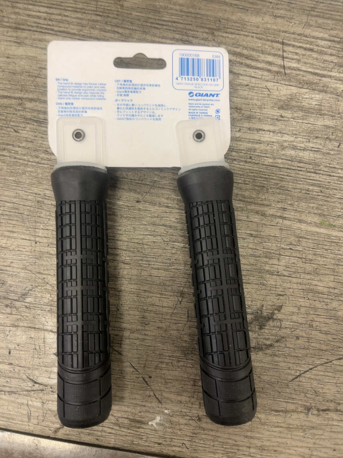 Giant Swage Non-Lock On Grips Black New