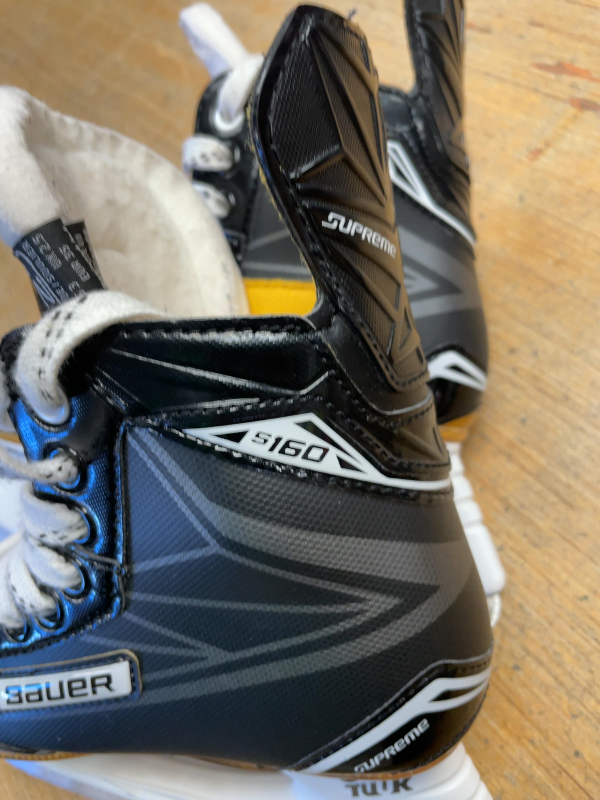 Bauer Supreme S160 Size 2D Junior Ice Hockey Skates
