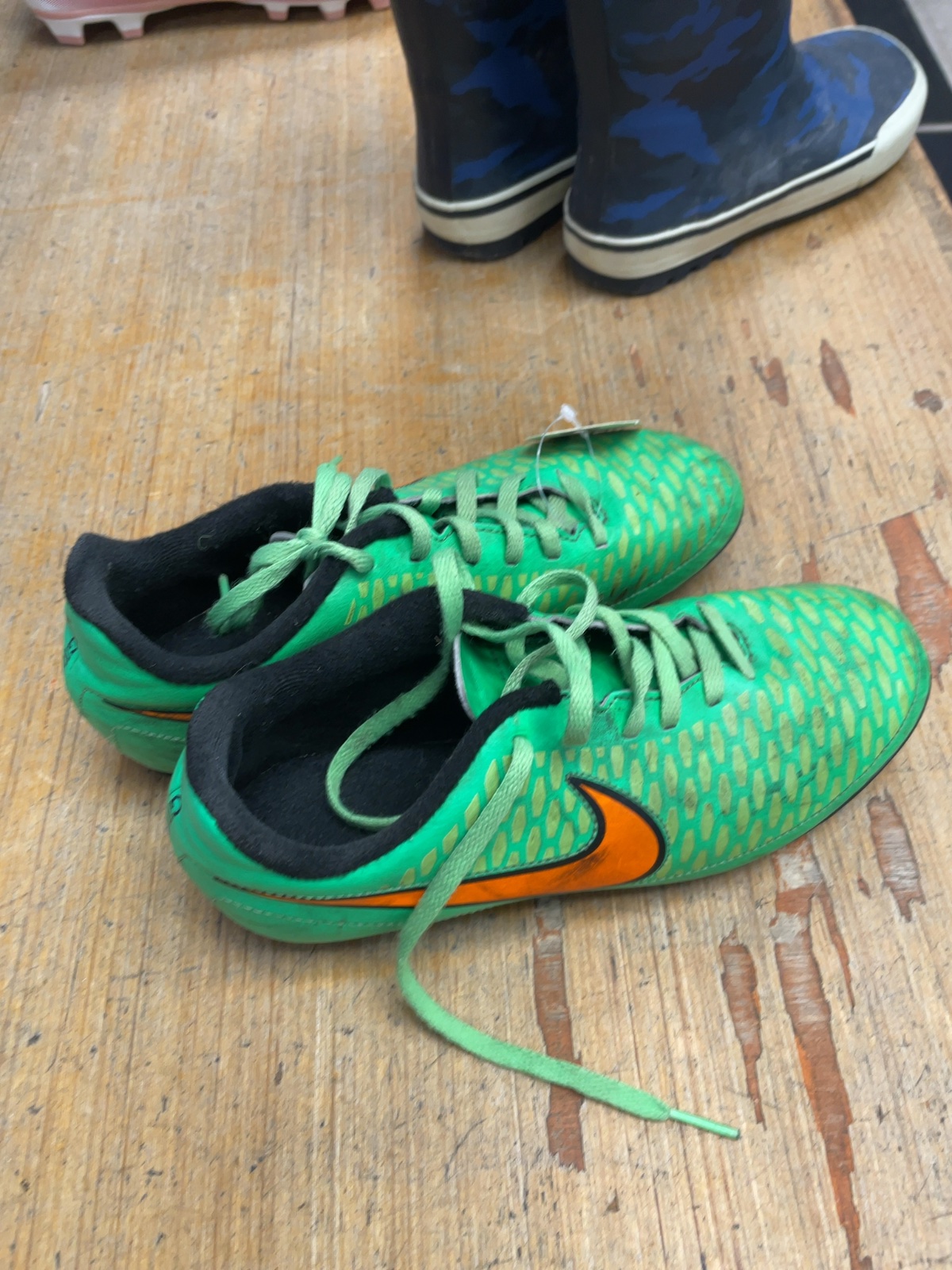 Nike Magista Size 3.5 Soccer Cleats Green Orange