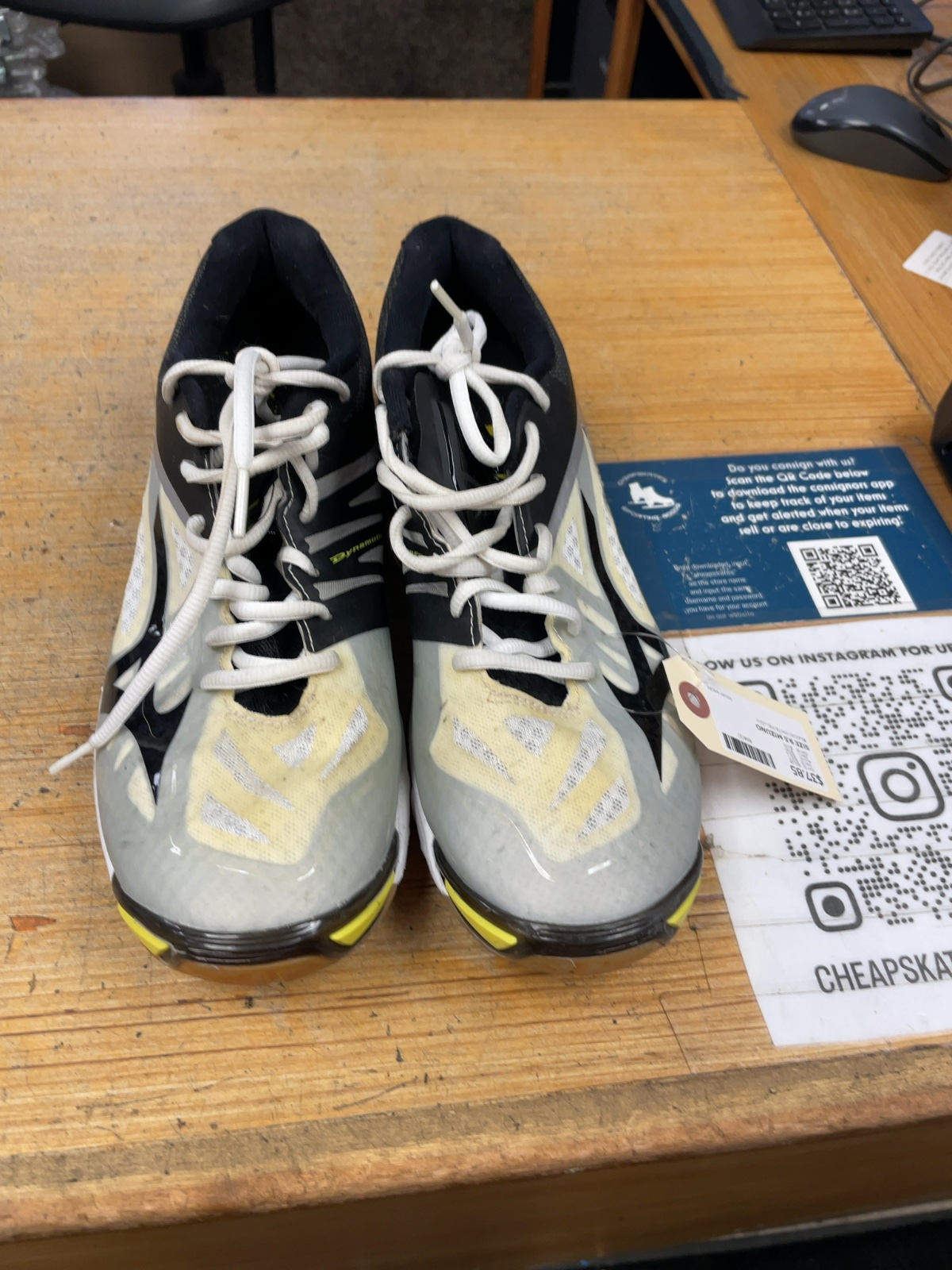 Mizuno Wave Lightning Z2 Size 9.5 Court Shoes