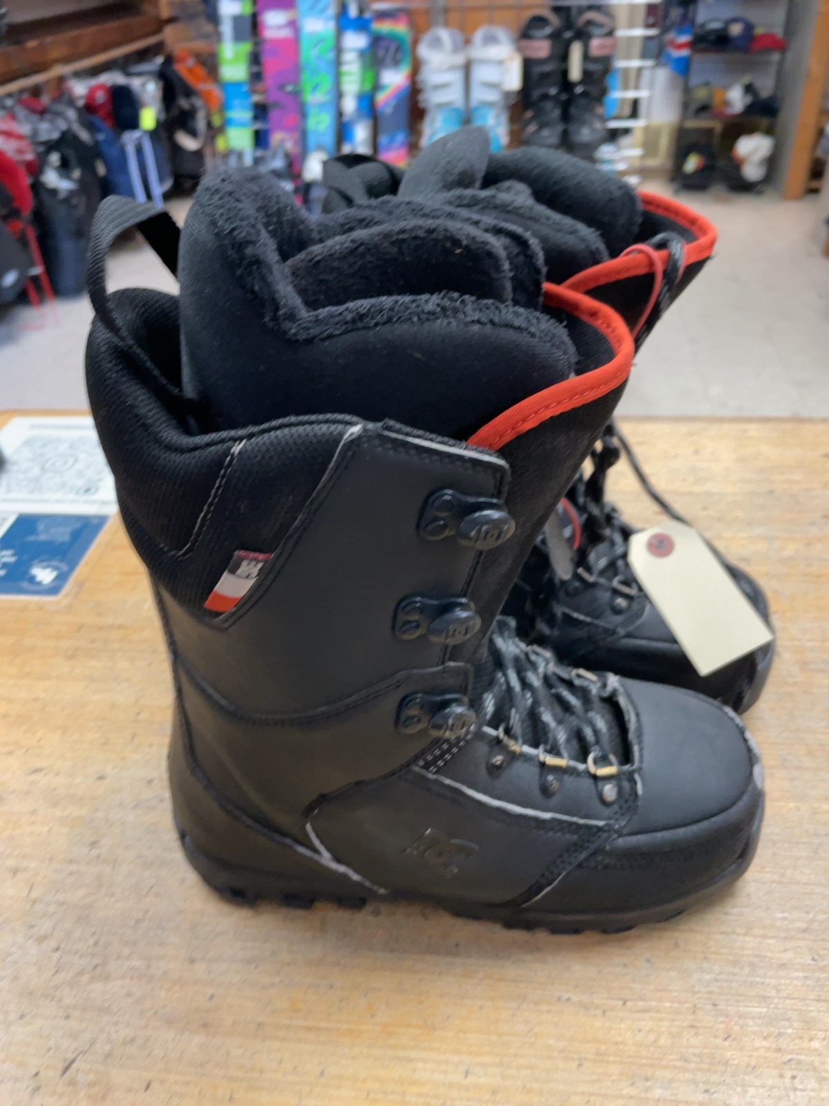 DC Rogan Size 7 Snowboard Boots