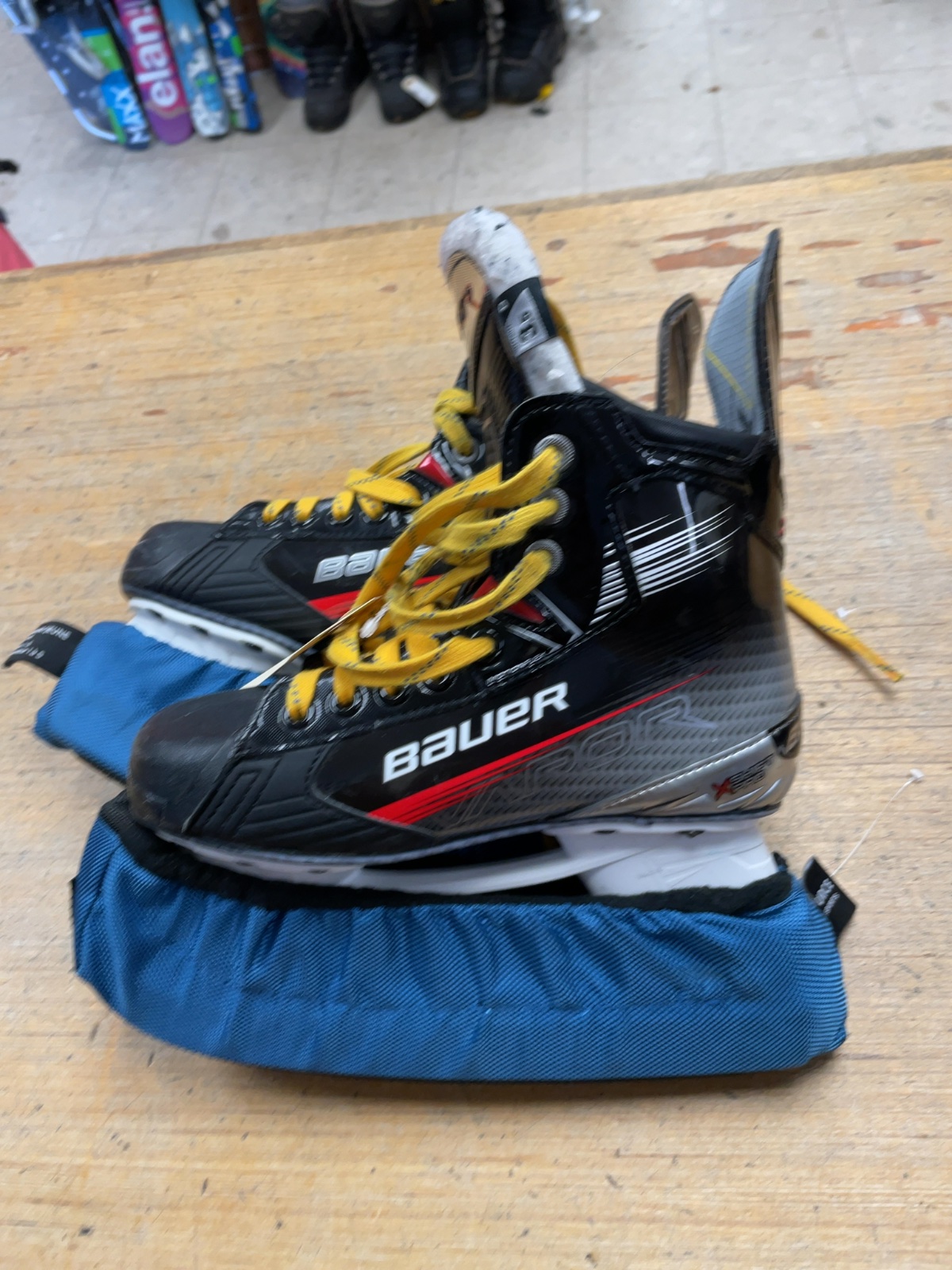 Bauer Vapor X Shift Pro Junior 3.5 D Ice Hockey Skates with Blade Guards