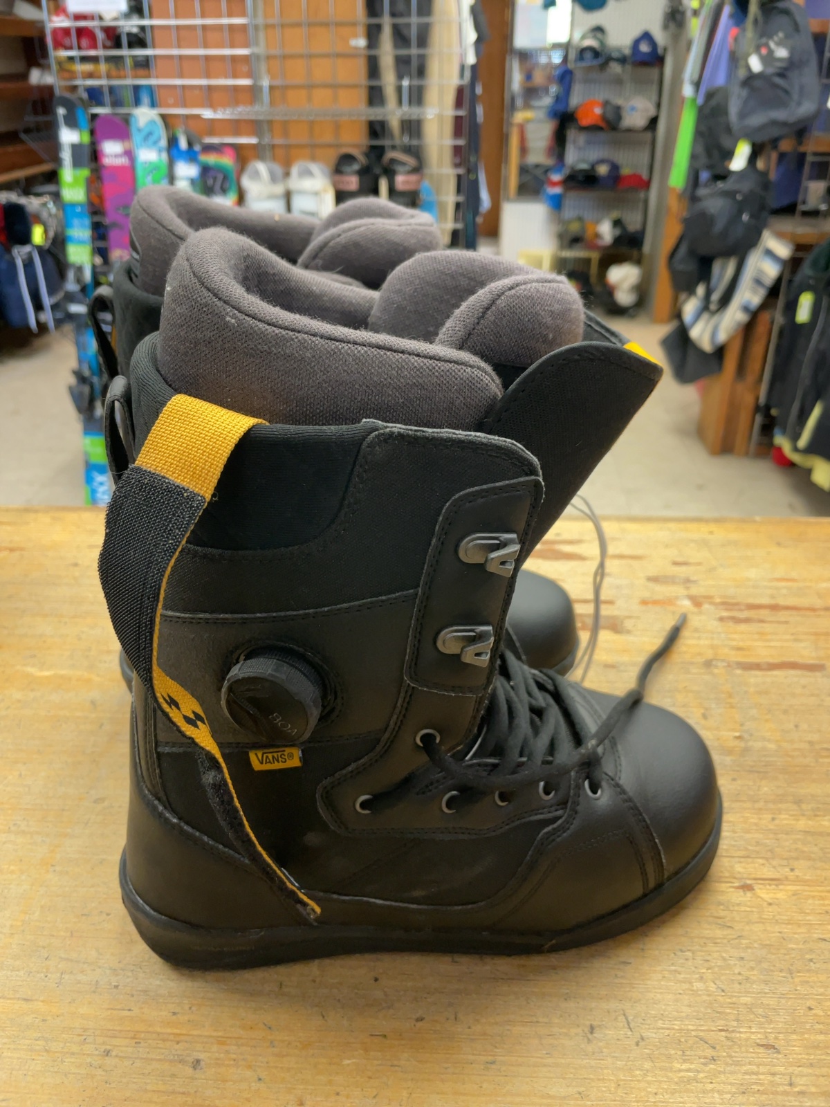 Vans Implant Pro Size 9.5 Snowboard Boots