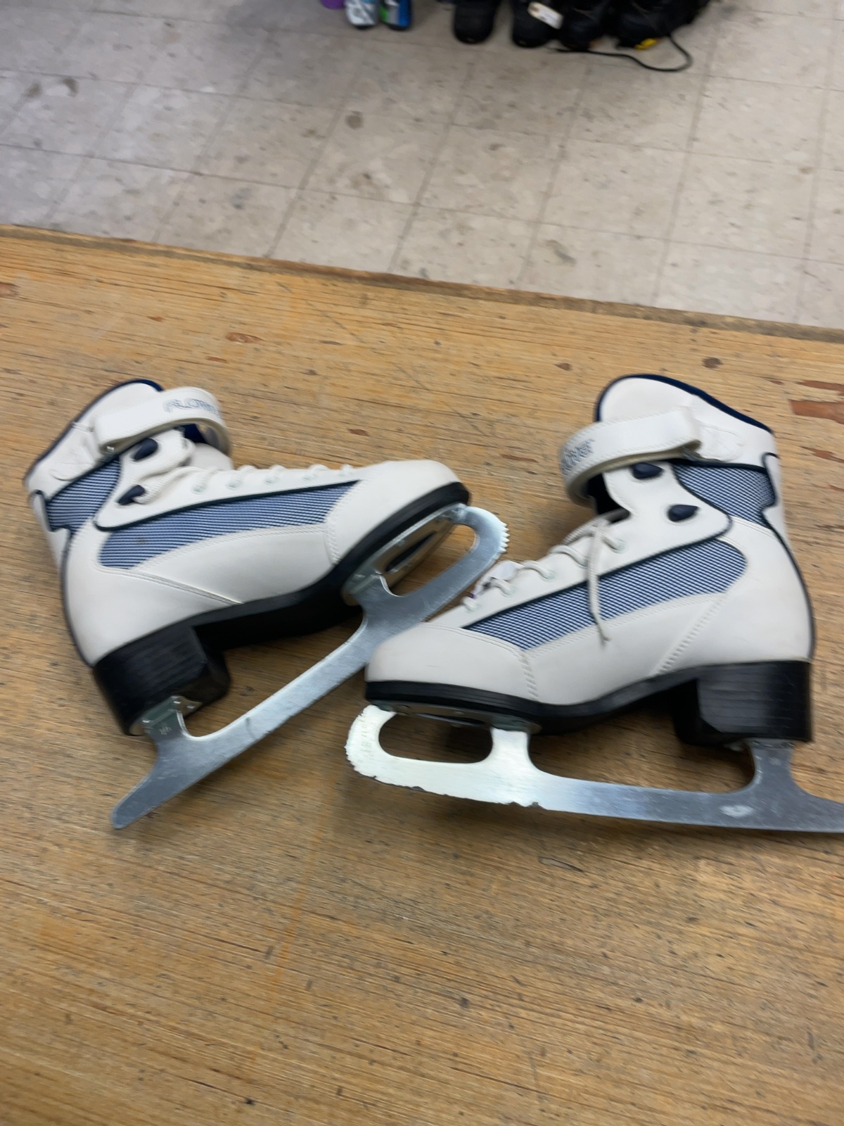 Flowline Size 8 Figure Skates