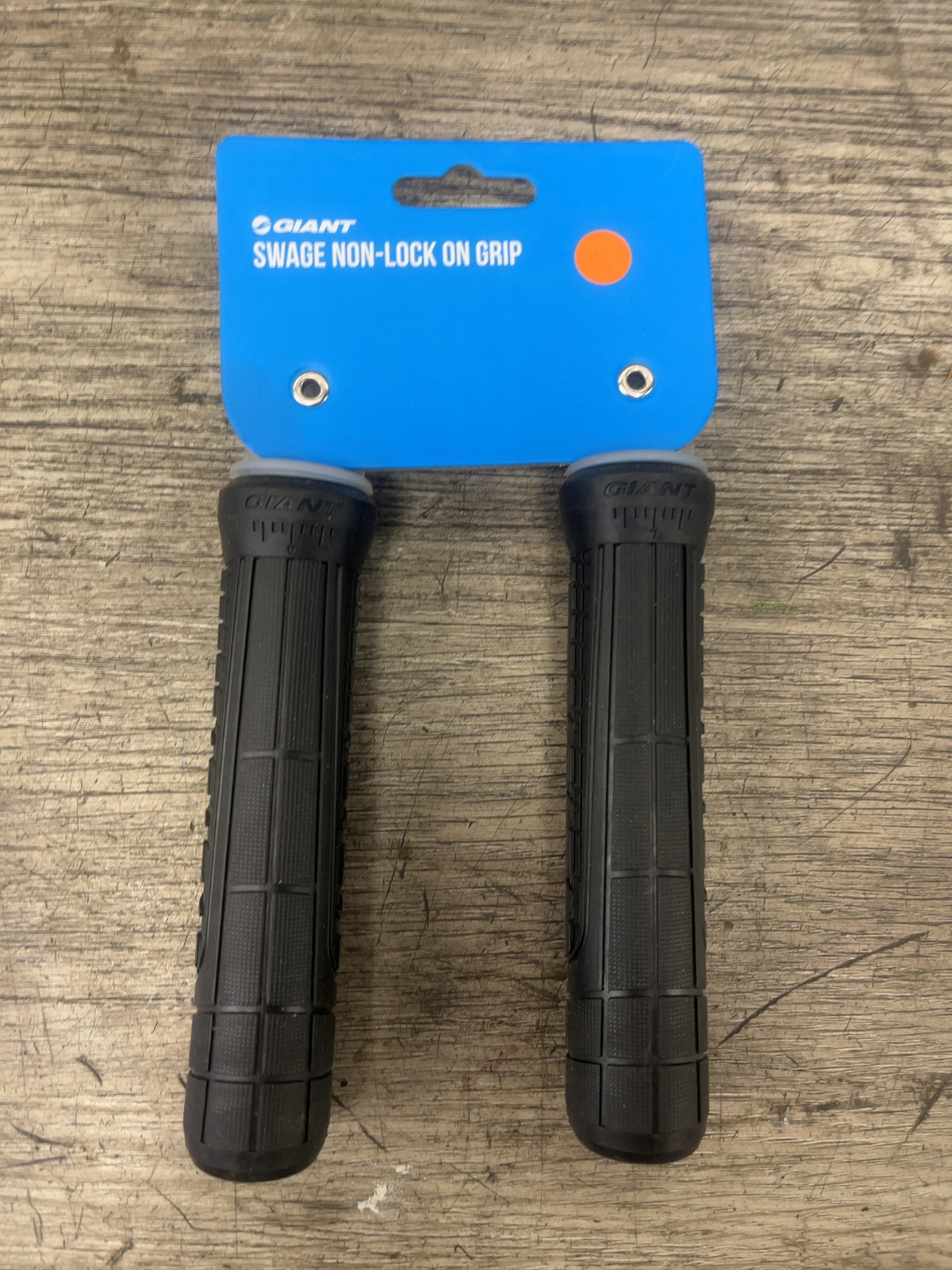 Giant Swage Non-Lock On Grips Black New