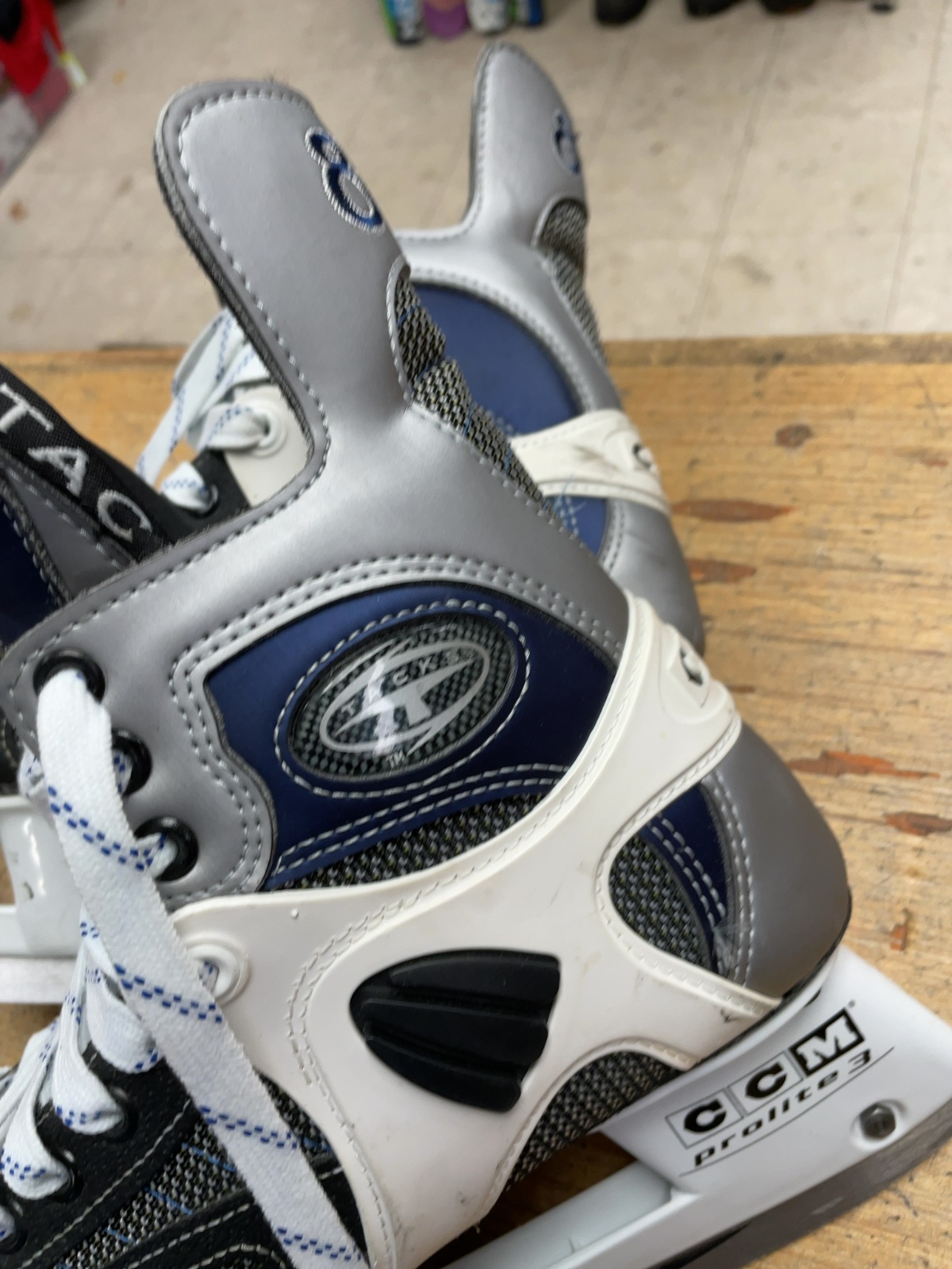 CCM 852 Super Tacks Size 7.5E Hockey Skates