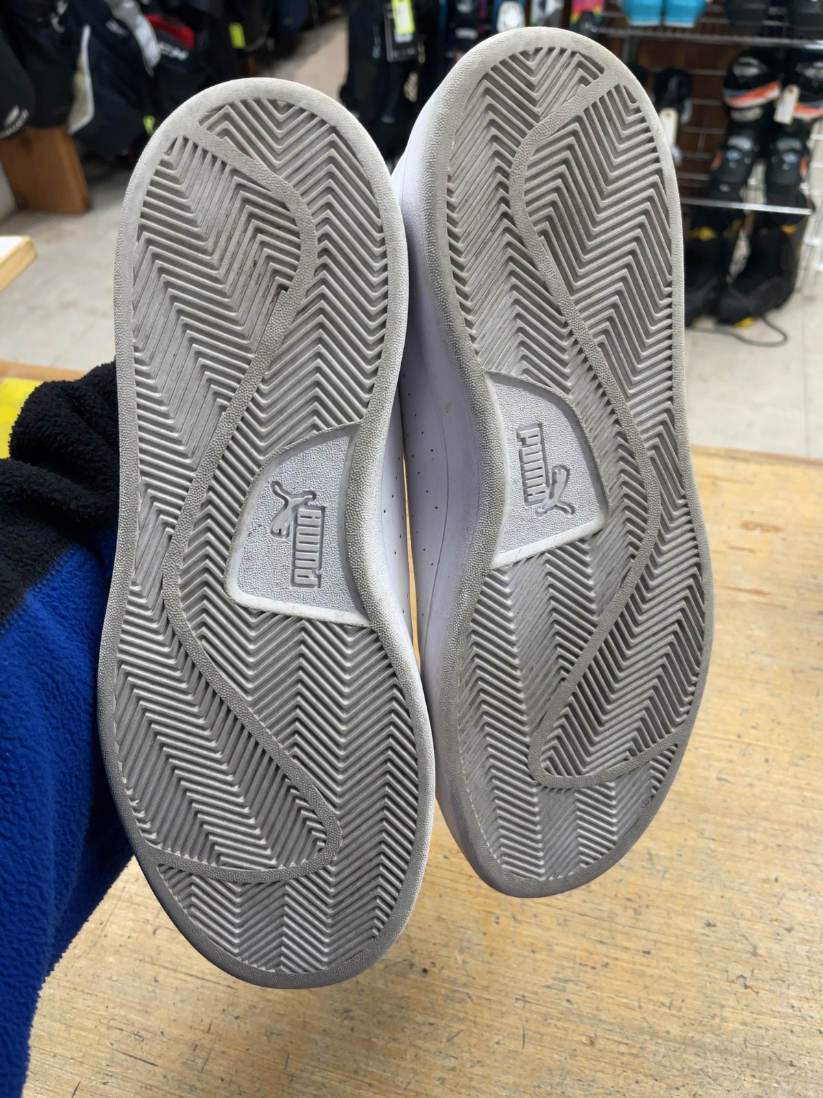 PUMA Smash v2 L Size 9 White Sneakers