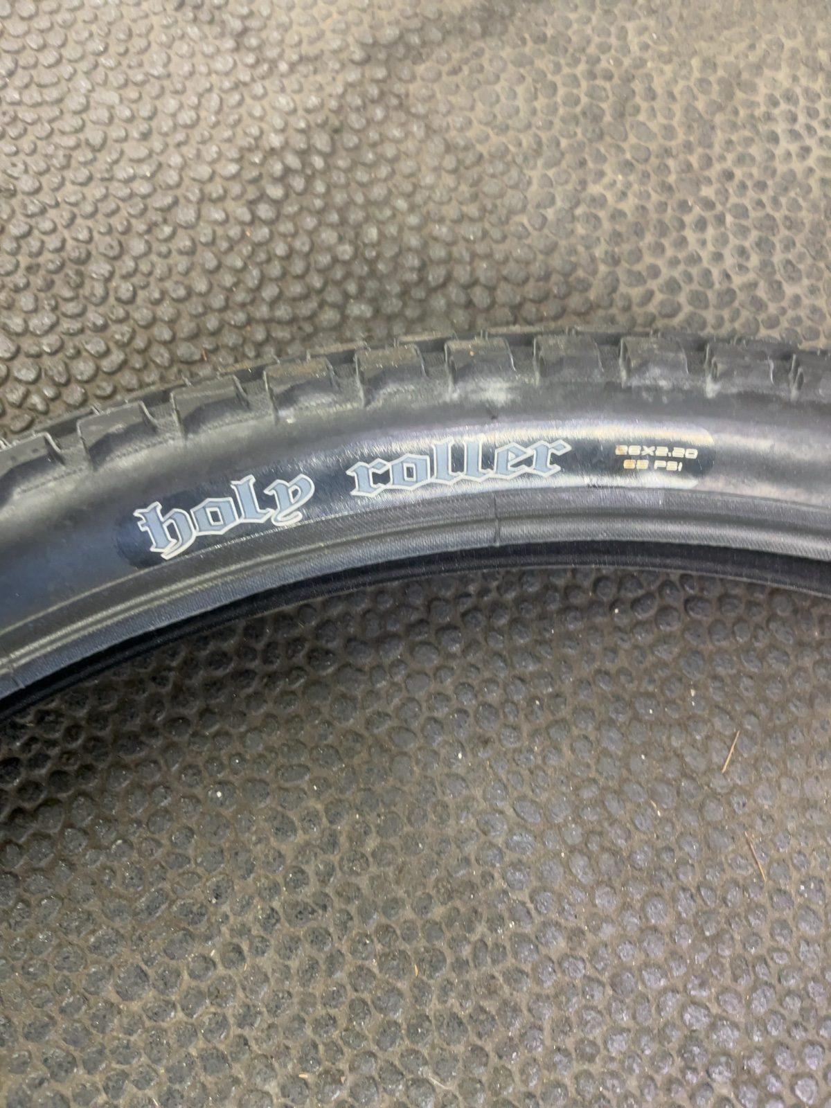 Maxxis Holy Roller Tire 26x2.20 Black
