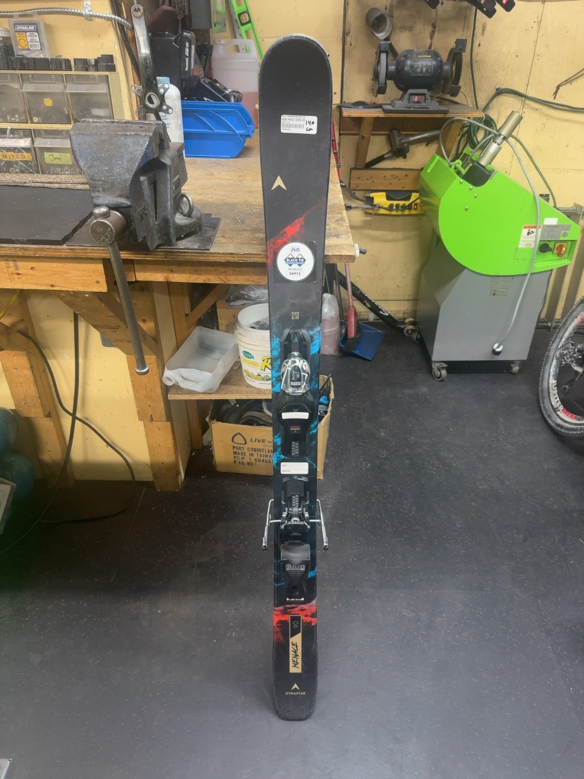 Dynastar Menace 90 Junior Downhill Skis with Look Bindings - 140 cm
These are freshly waxed and tuned