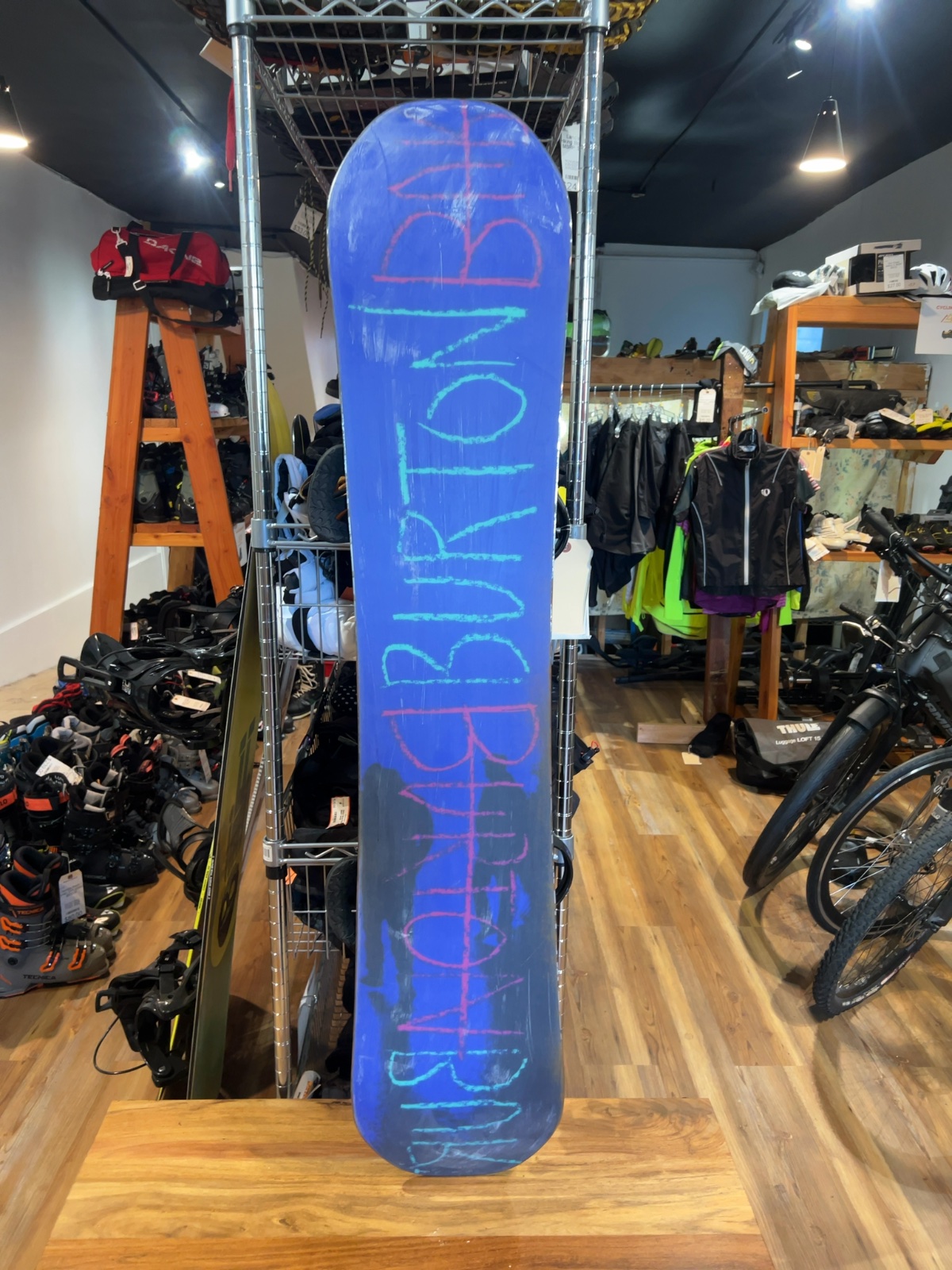 Burton Deja Vu Flying V Snowboard with Bindings Good 141 cm