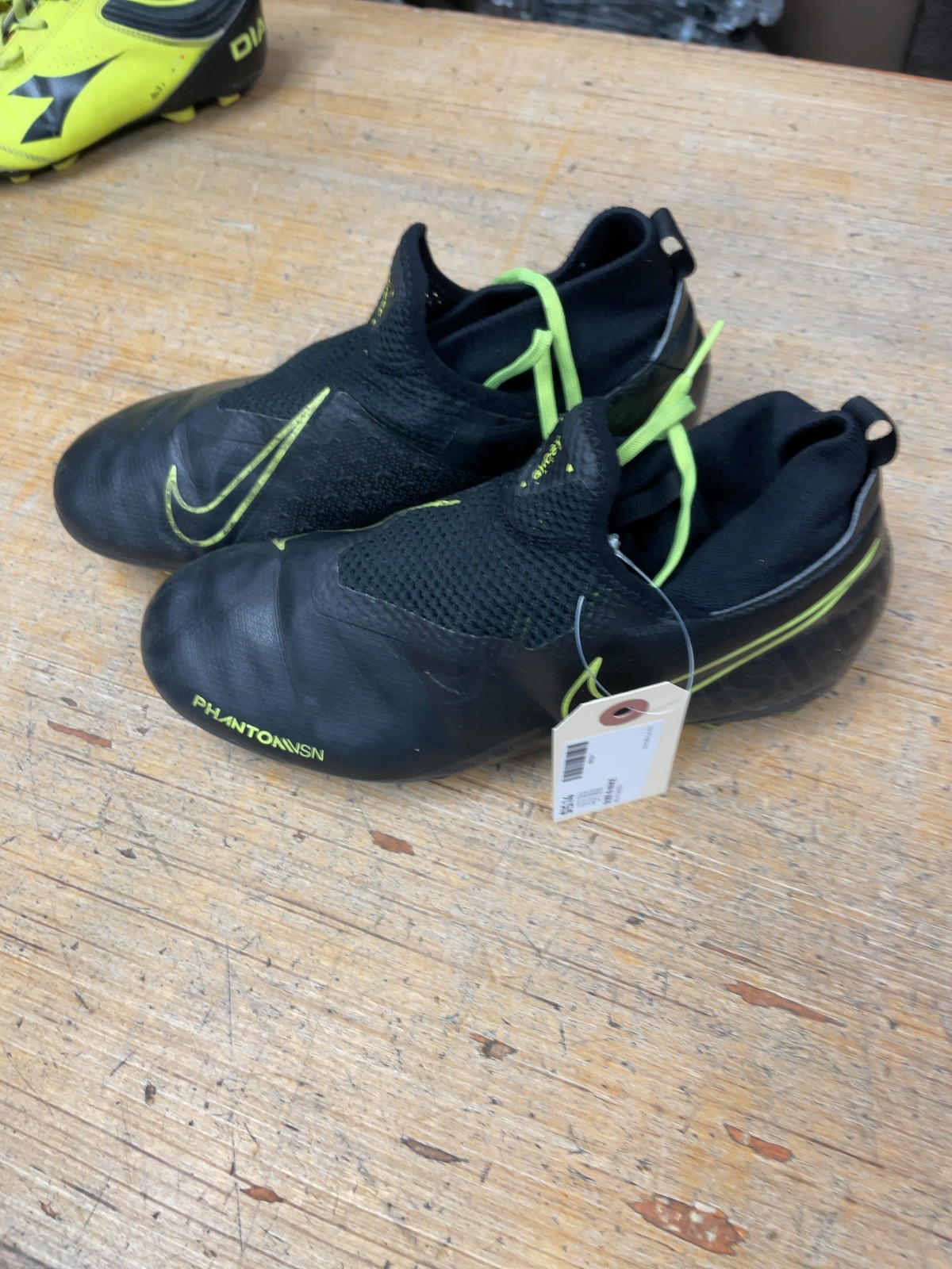 Nike Phantom VSN Size 6 US Soccer Cleats