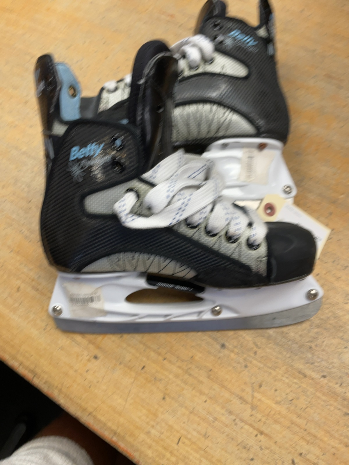 Mission Betty Flyweight Size 6.5 D Ice Hockey Skates