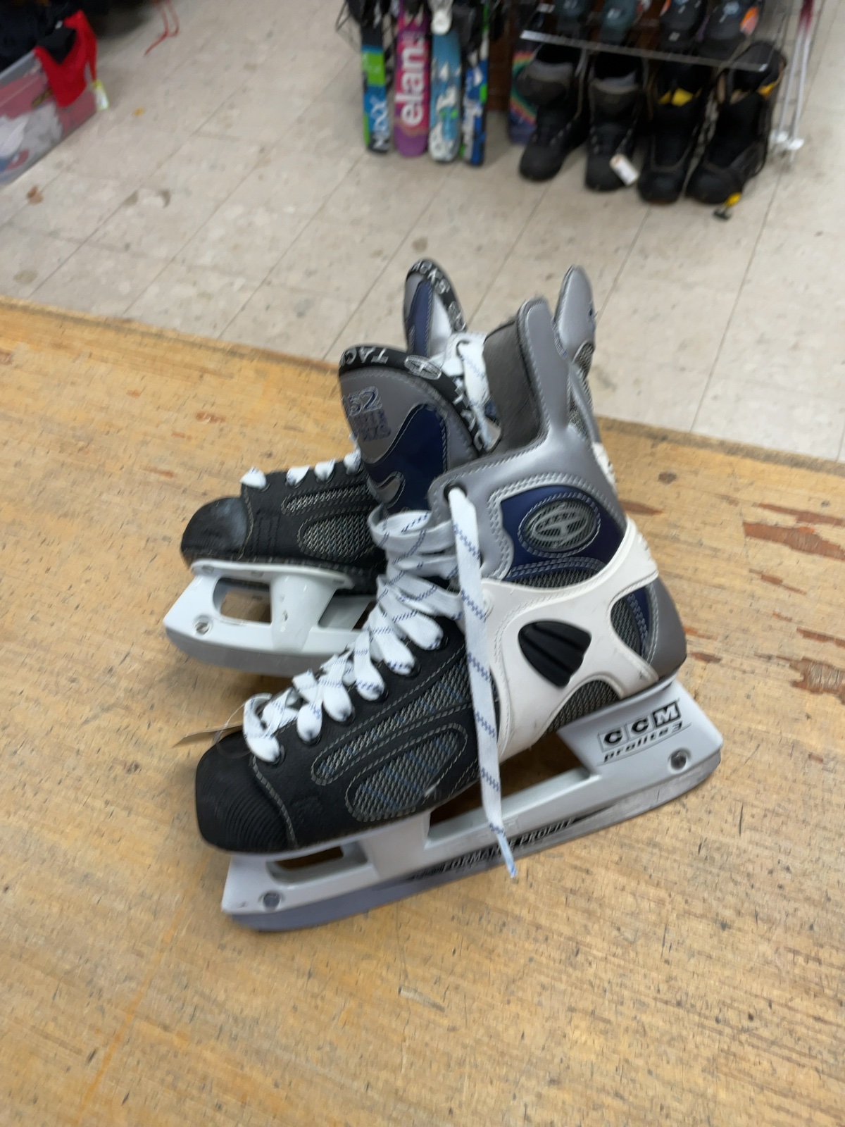 CCM 852 Super Tacks Size 7.5E Hockey Skates