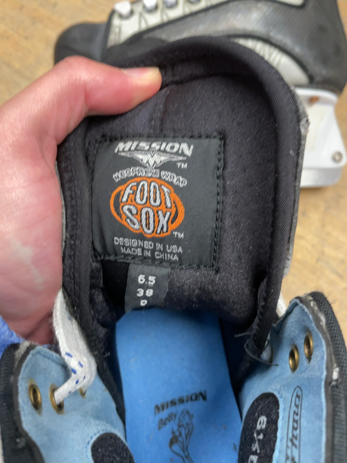 Mission Betty Flyweight Size 6.5 D Ice Hockey Skates