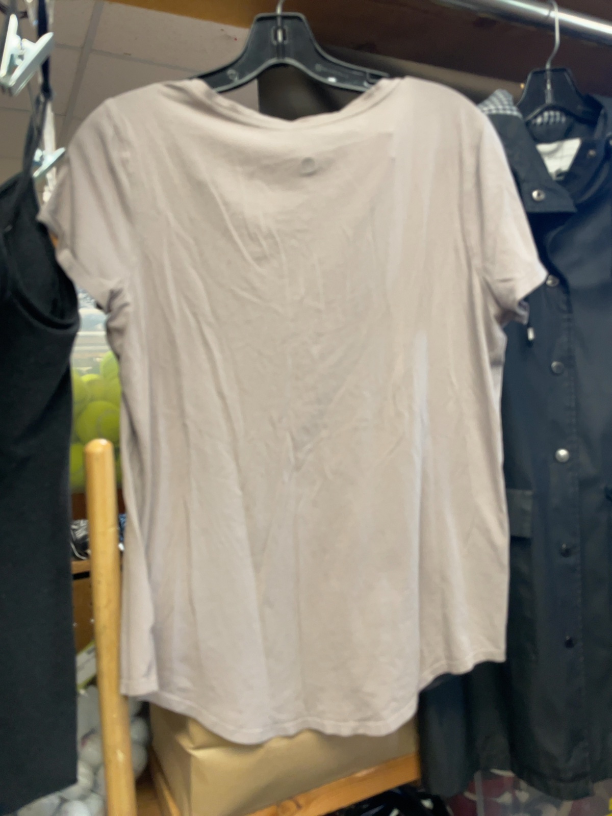 lululemon Size 8 V-Neck T-Shirt