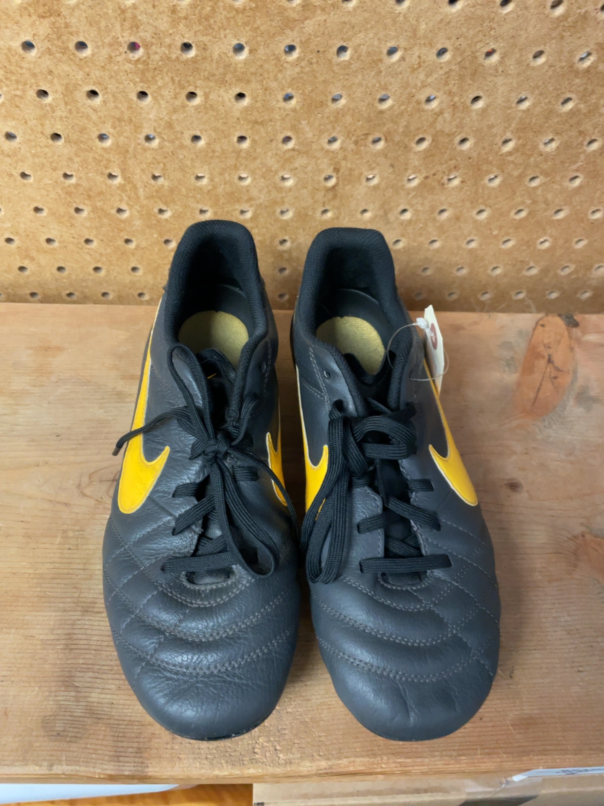 Nike Tiempo Size 5Y Soccer Cleats
