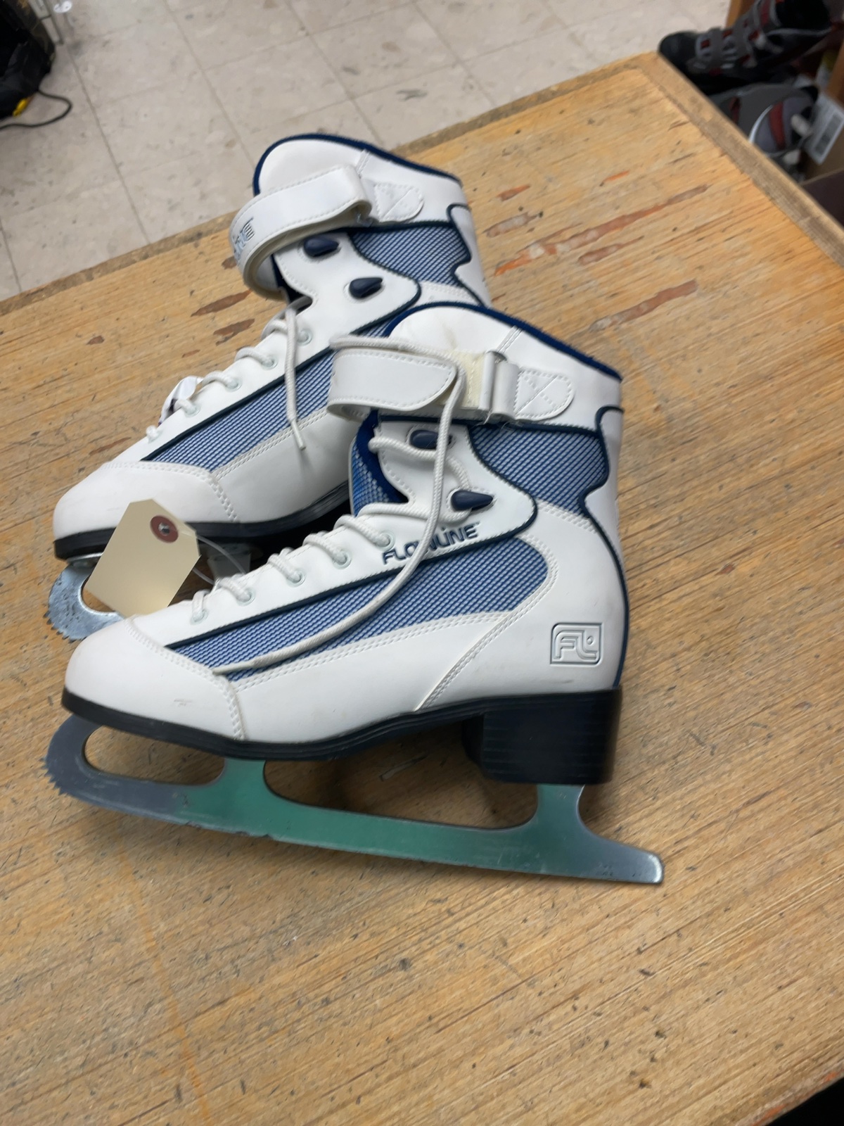 Flowline Size 8 Figure Skates - image 1