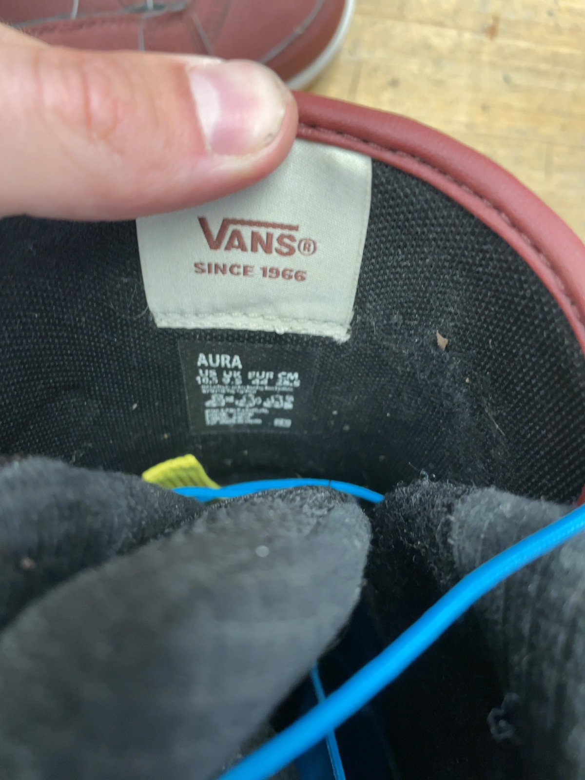 Vans Aura Size 10.5 US Snowboard Boots