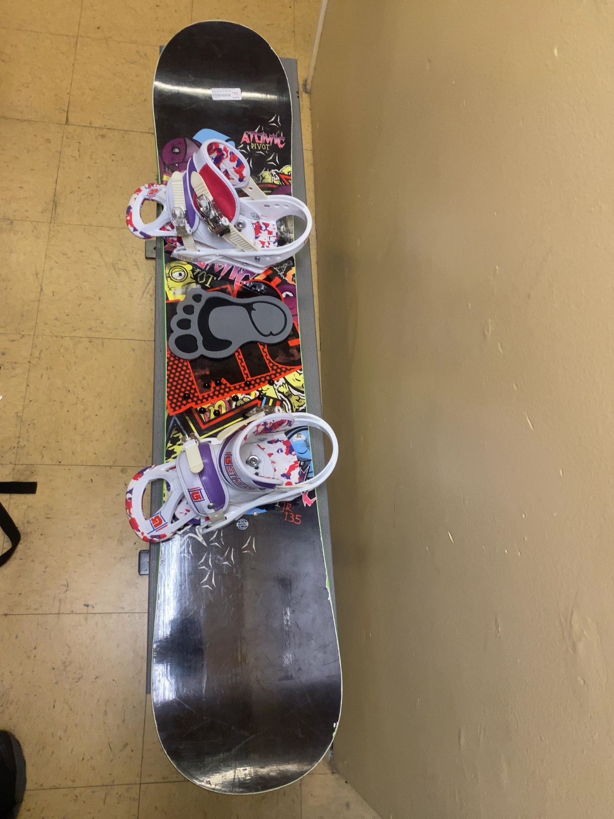 Atomic Pivot Snowboard with Bindings 135 cm