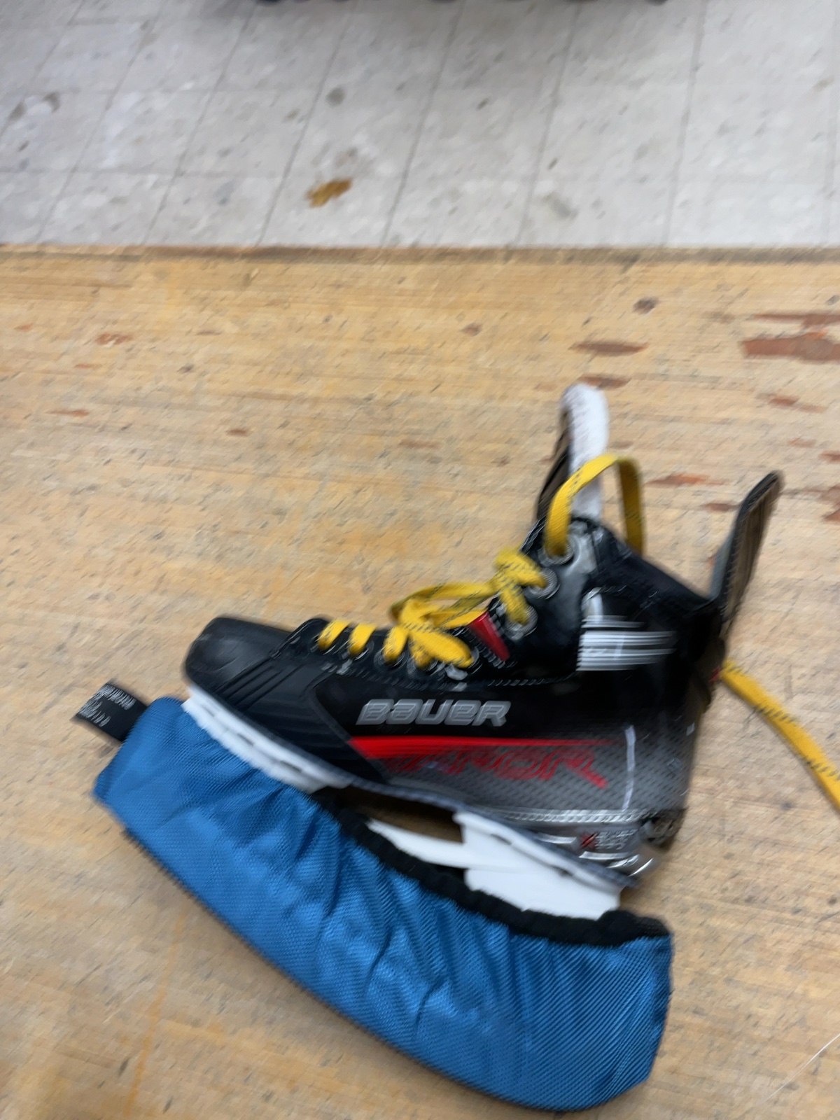 Bauer Vapor X Shift Pro Junior 3.5 D Ice Hockey Skates with Blade Guards