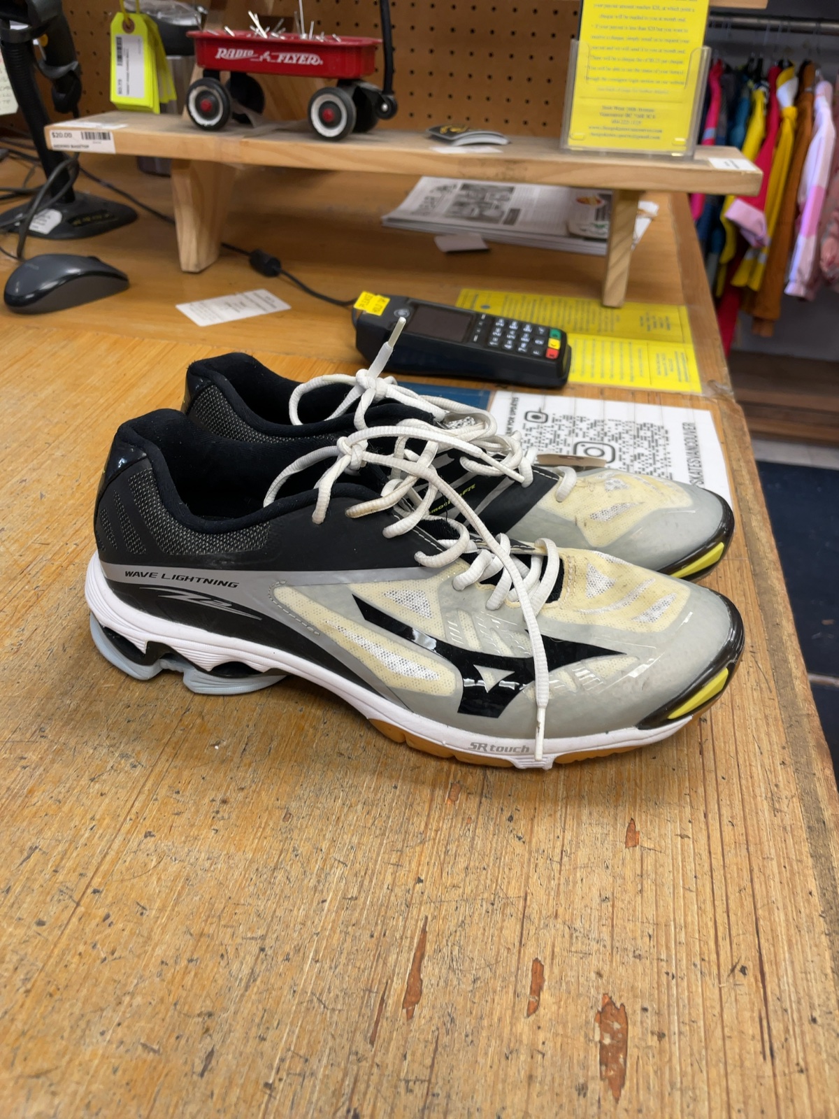 Mizuno Wave Lightning Z2 Size 9.5 Court Shoes
