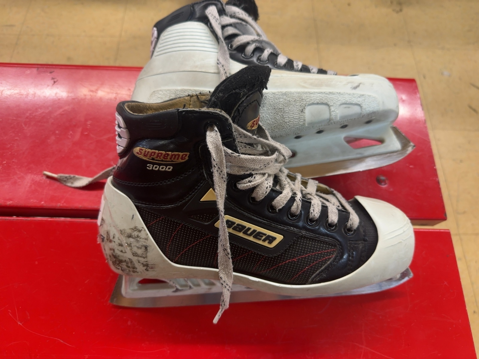 Bauer Supreme 3000 Goalie Ice Skates Size 7