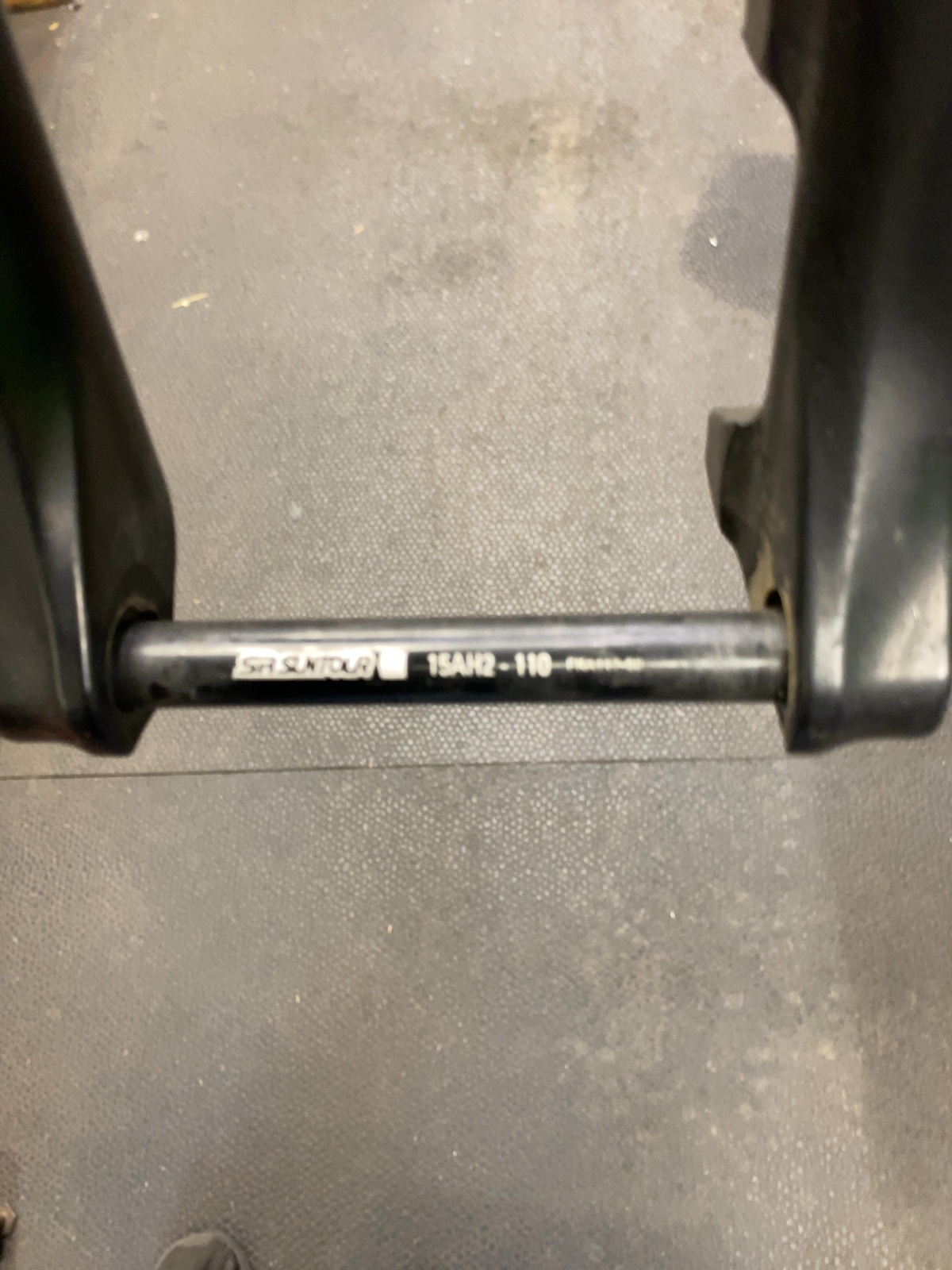 SR Suntour Suspension Fork 15AH2-110 Axle Used