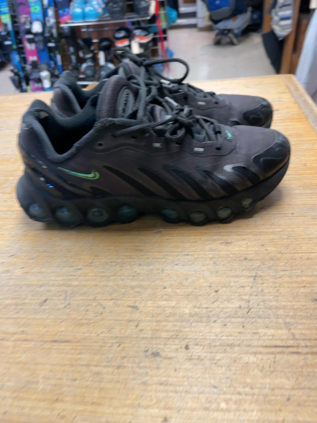 Nike Air Max Dn 6.5Y Black Running Shoes