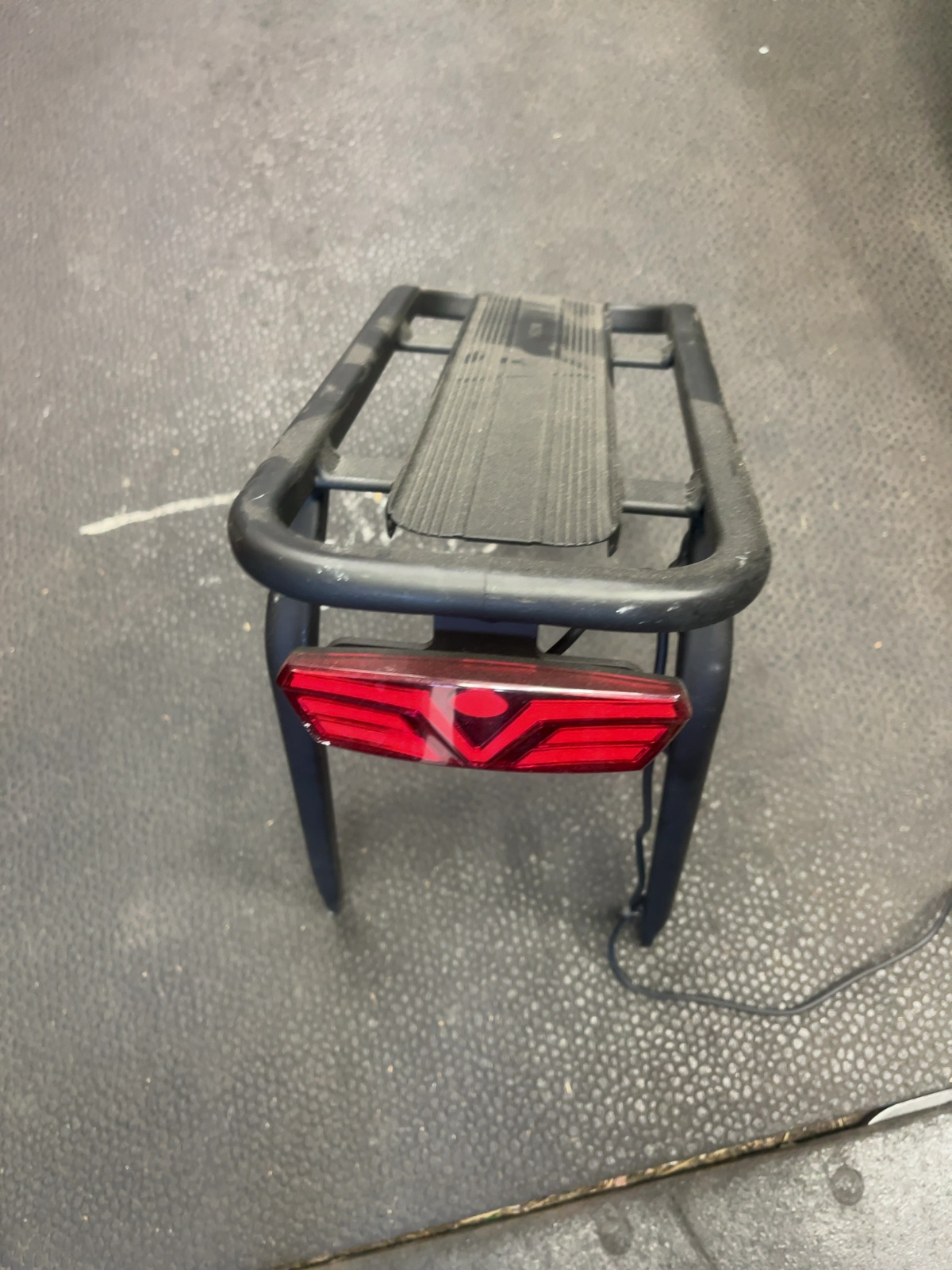 Bicycle Rear Cargo Rack with Integrated Integrated Tail Light Black Good