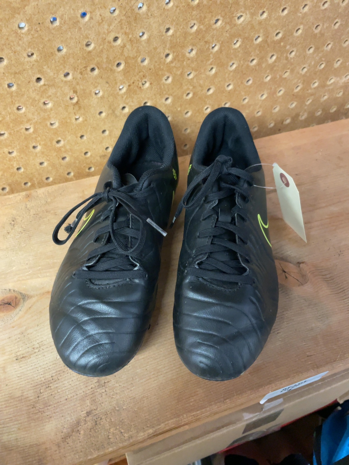 Nike Tiempo Legend 10 Club FG/MG Size 5Y Soccer Cleats