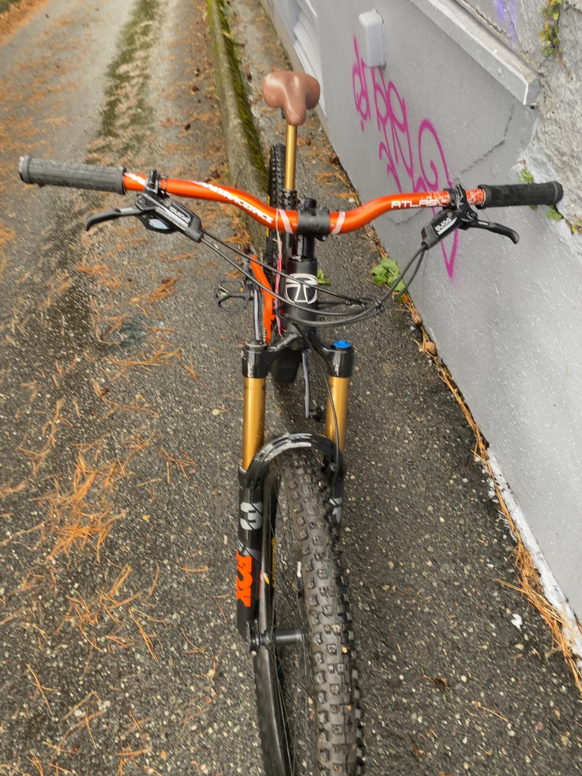 Devinci Full Suspension Mountain Bike Black/Orange Good