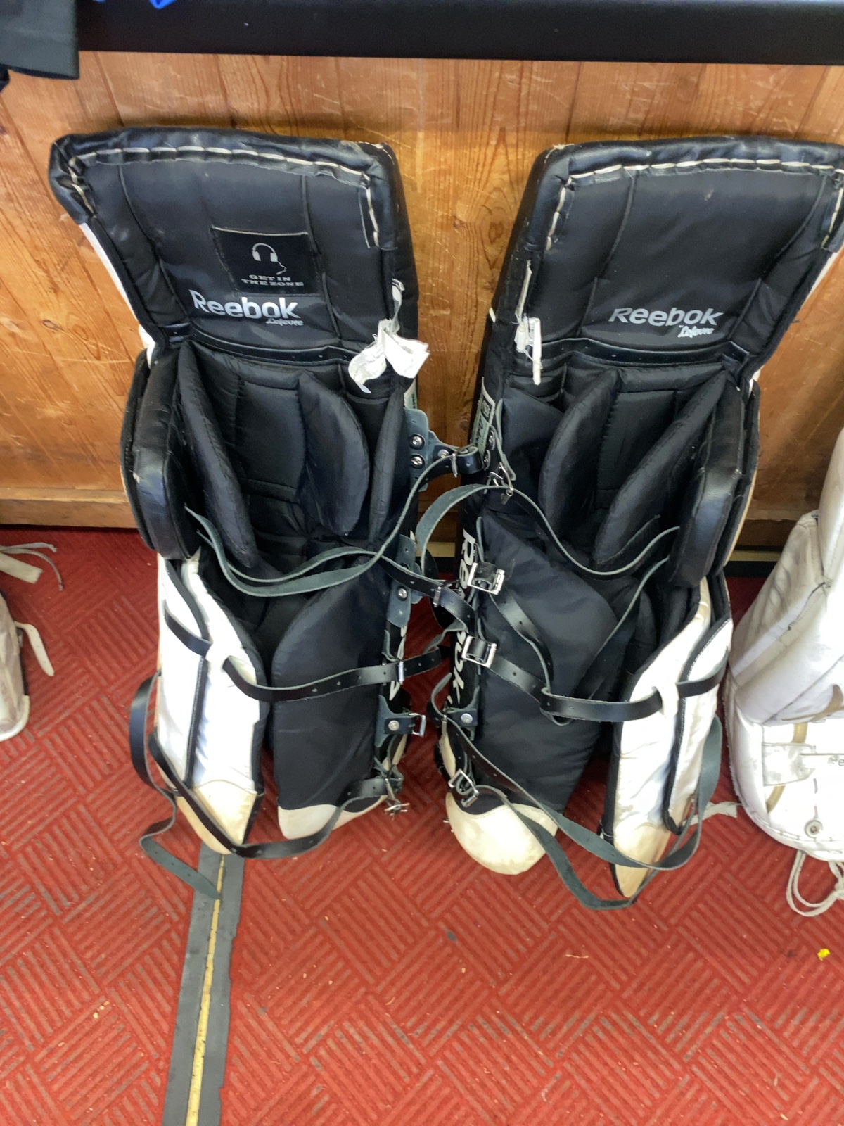 Reebok 7000 SR Hockey Goalie Leg Pads 34+1 Black White
