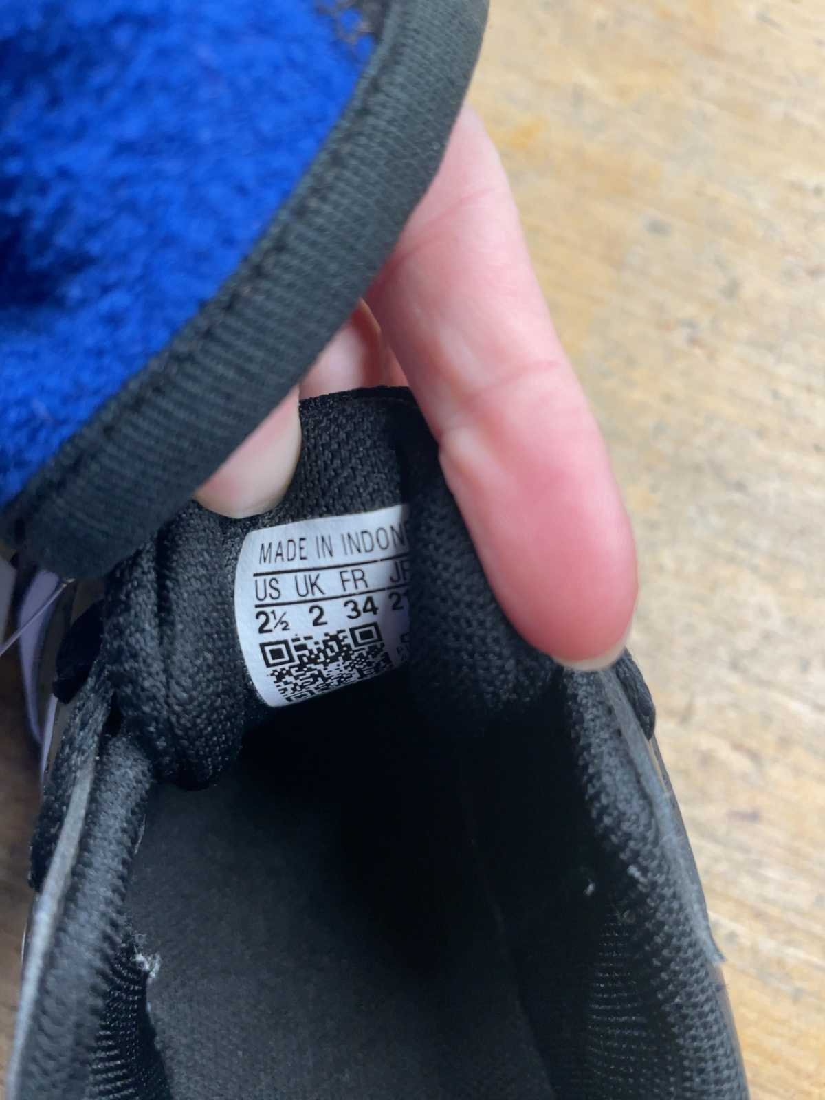 Adidas Size 2.5 US Black / White Sneakers