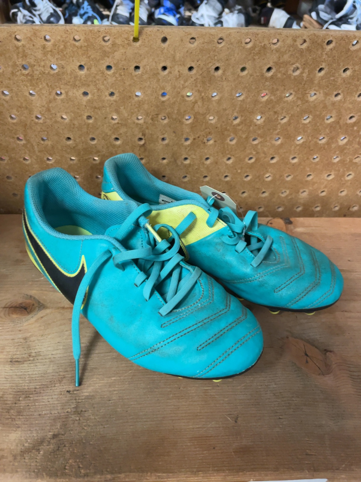 Nike Tiempo Size 6 Soccer Cleats