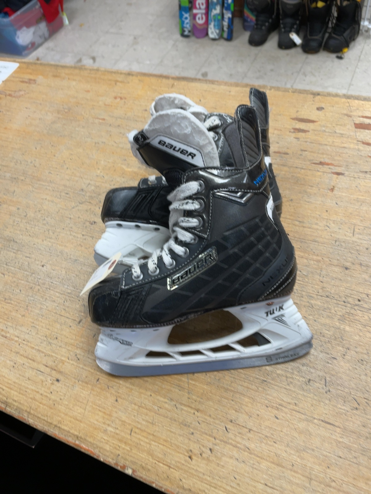 Bauer Nexus 5000 Size 2EE Hockey Skates