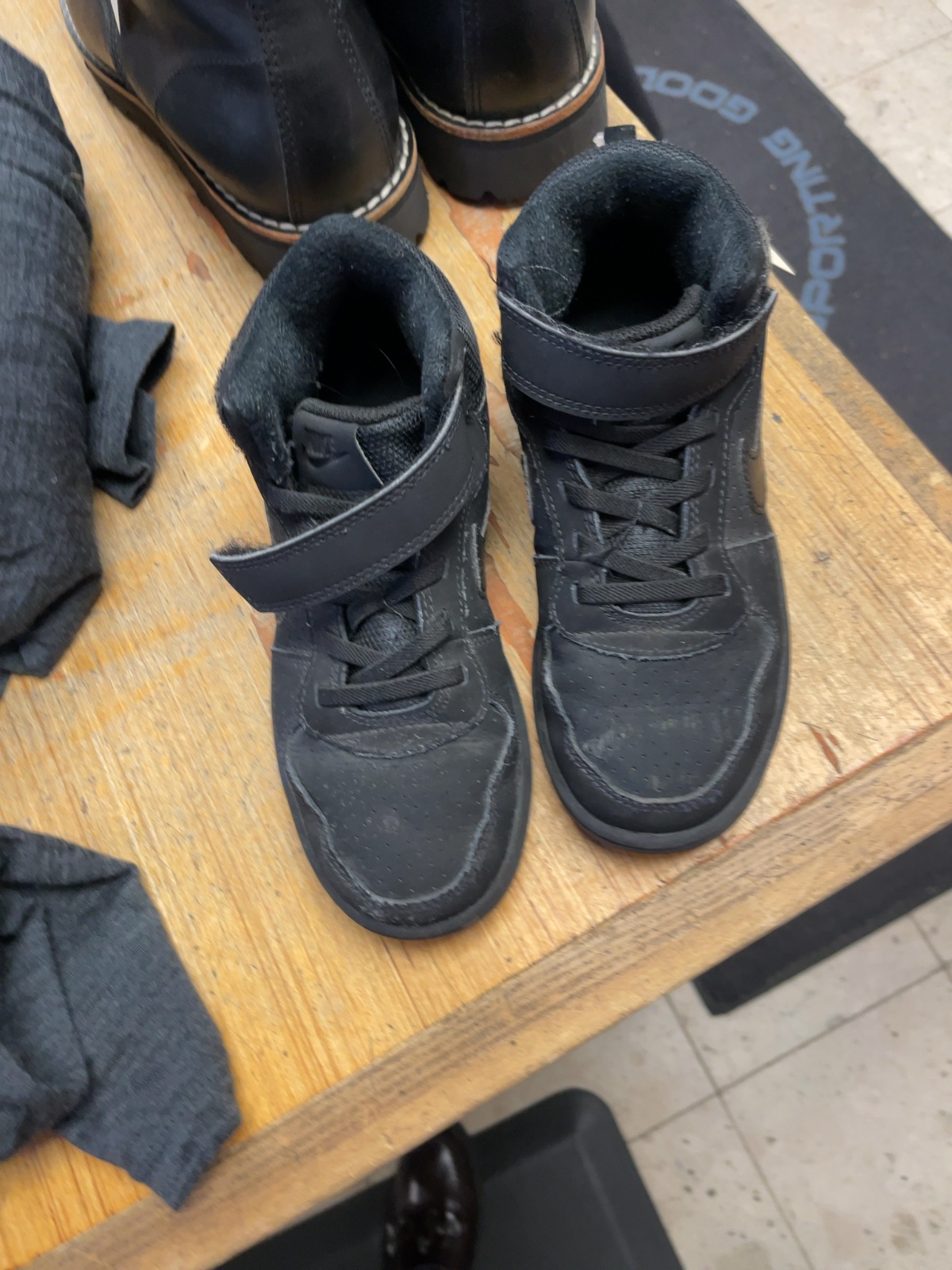 Nike Size 13.5C Mid-Top Sneakers Black