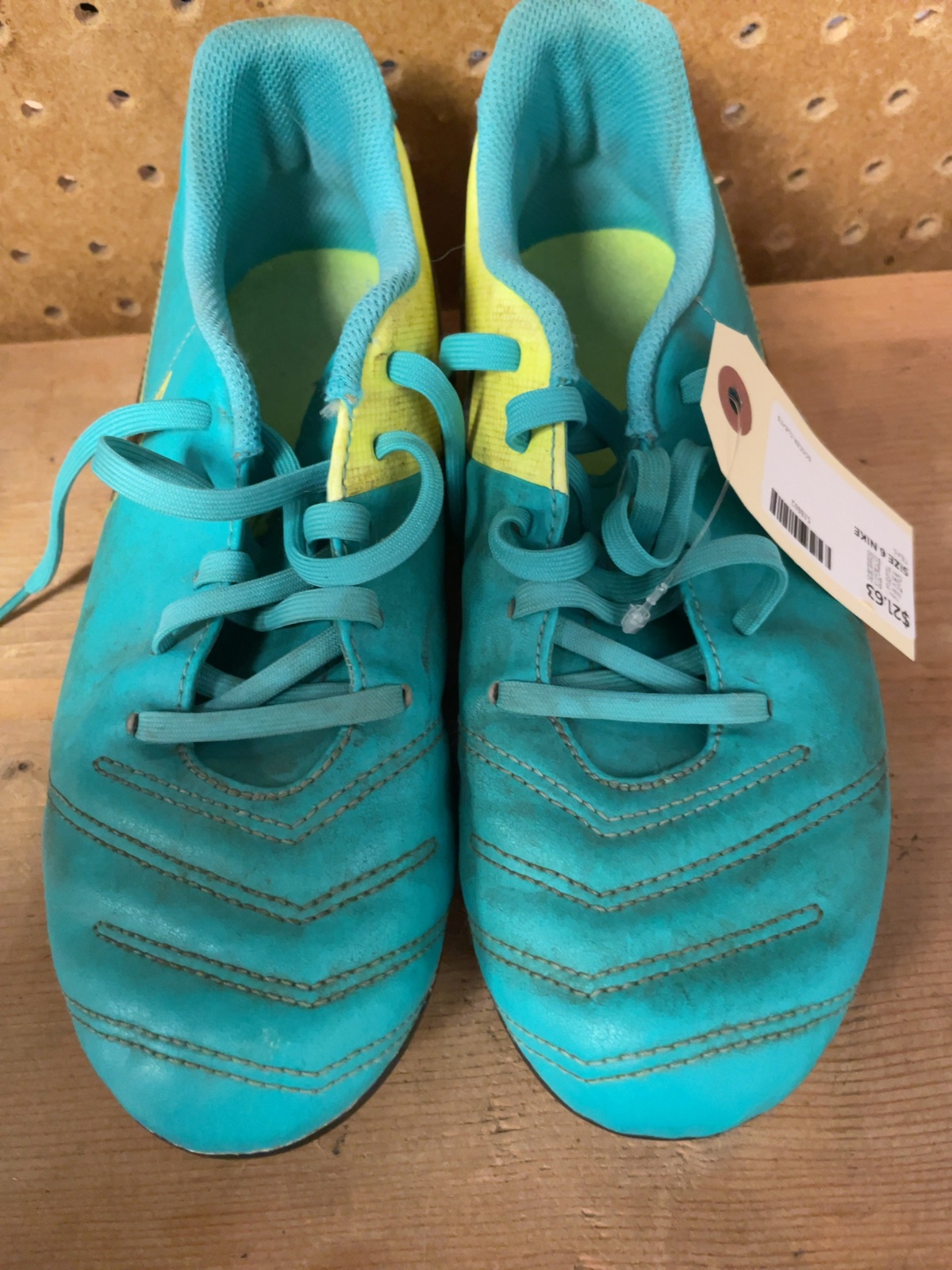 Nike Tiempo Size 6 Soccer Cleats